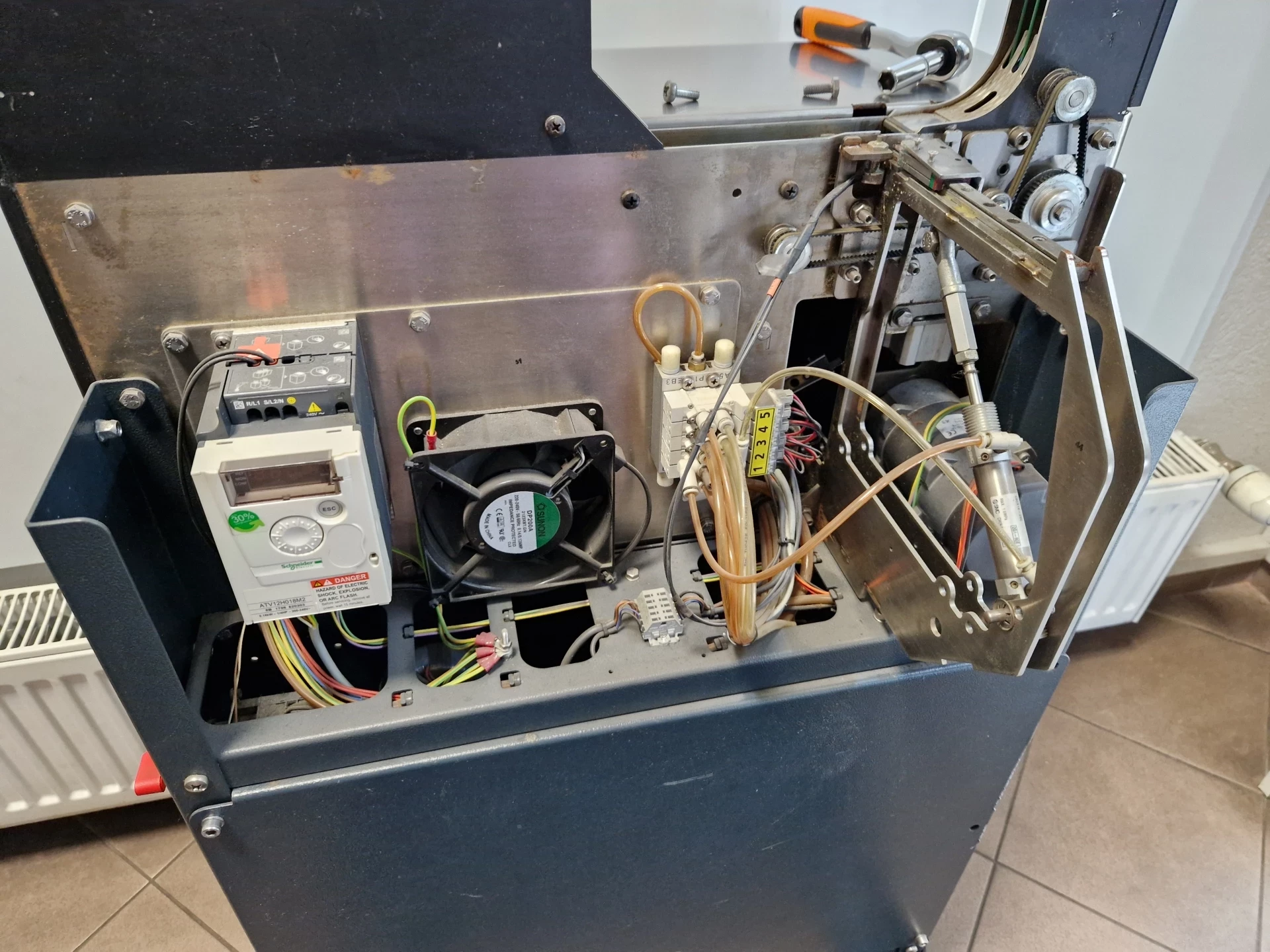 banderolownica-bandall-ba-1615-30-maszyna-do-pakowania-model-ba-1615-30