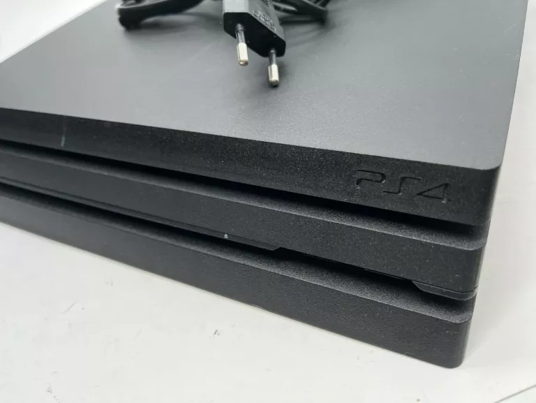 KONSOLA PS4 PRO 1 TB CUH-7216B + PAD