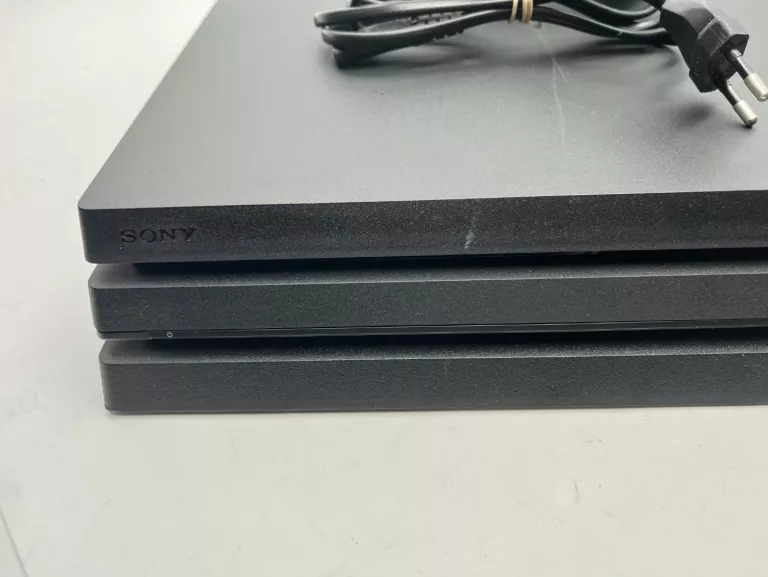 KONSOLA PS4 PRO 1 TB CUH-7216B + PAD