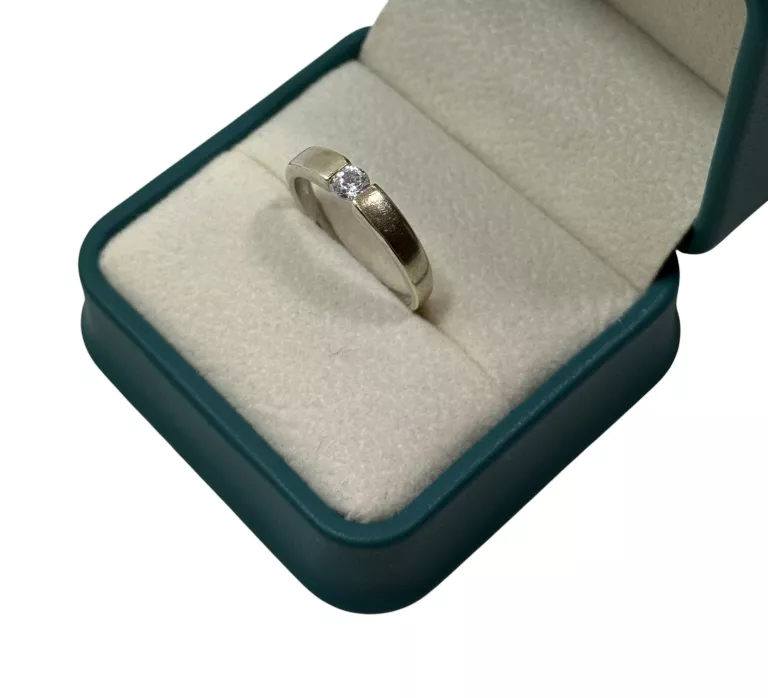 ELEGANCKI ZŁOTY PIERŚCIONEK 2,76G 333