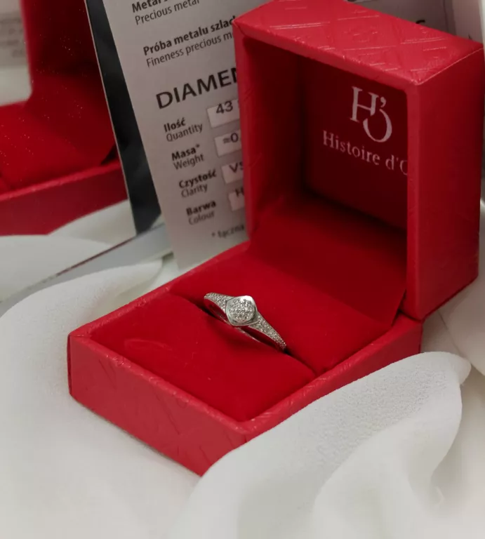 ZŁOTY PIERŚCIONEK BIAŁE ZŁOTO Z 43 BRYLANTAMI 0,13 CT 375 1,79G R10