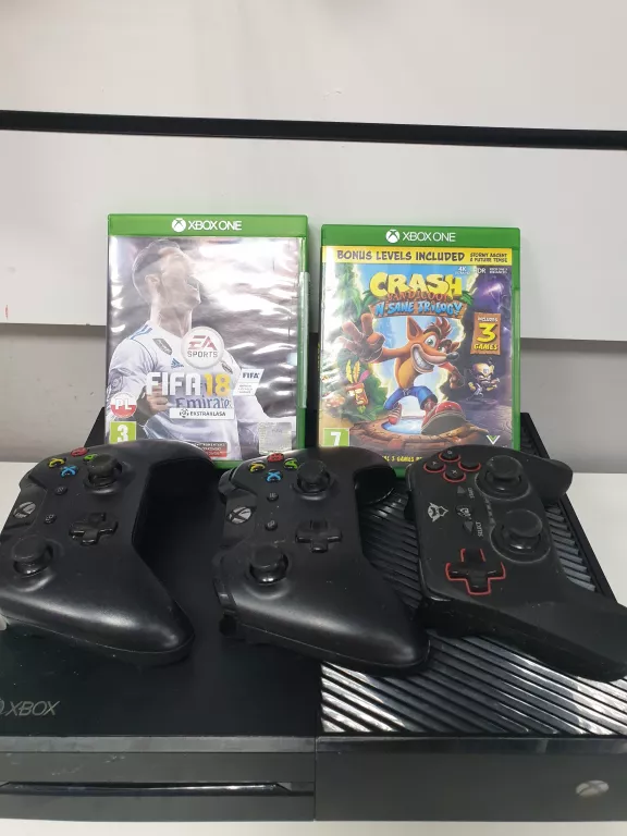 KONSOLA XBOX ONE 1540 500GB + 3 PADY + 2 GRY