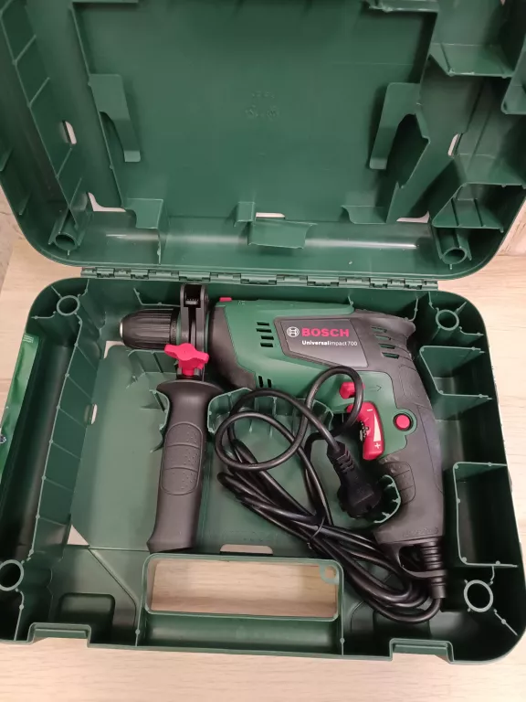 WIERTARKA UDAROWA BOSH UNIVERSAL IMPACT 700 / WALIZKA