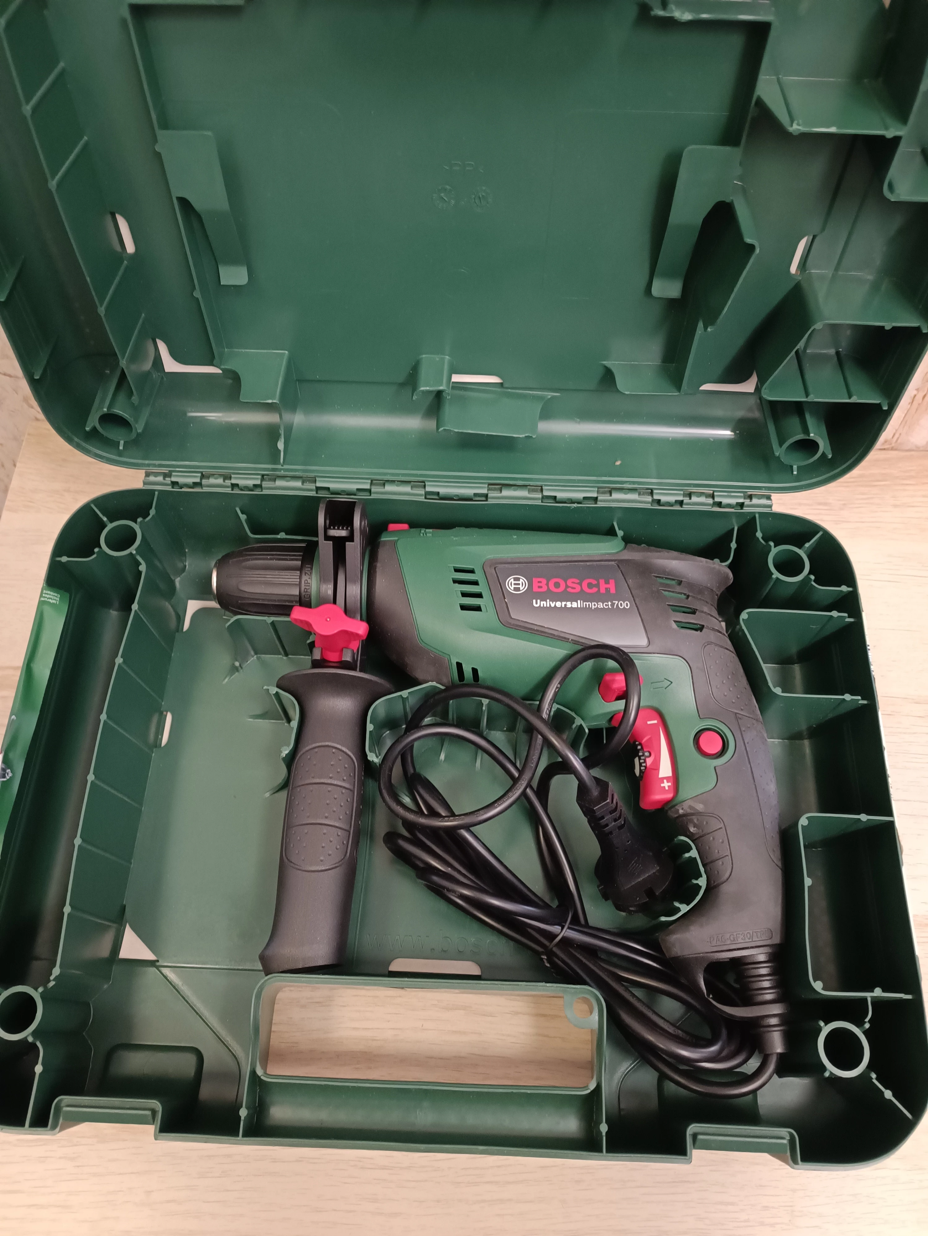 wiertarka-udarowa-bosh-universal-impact-700-walizka-typ-uchwytu-129629-1