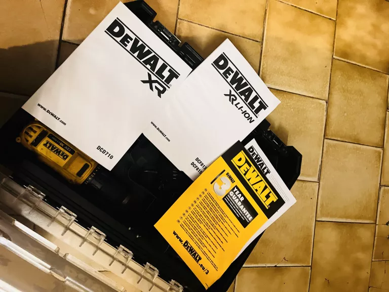 ZESTAW DEWALT DCK211D2T WALIZKA