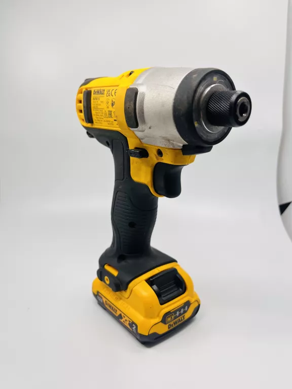 ZESTAW DEWALT DCK211D2T WALIZKA