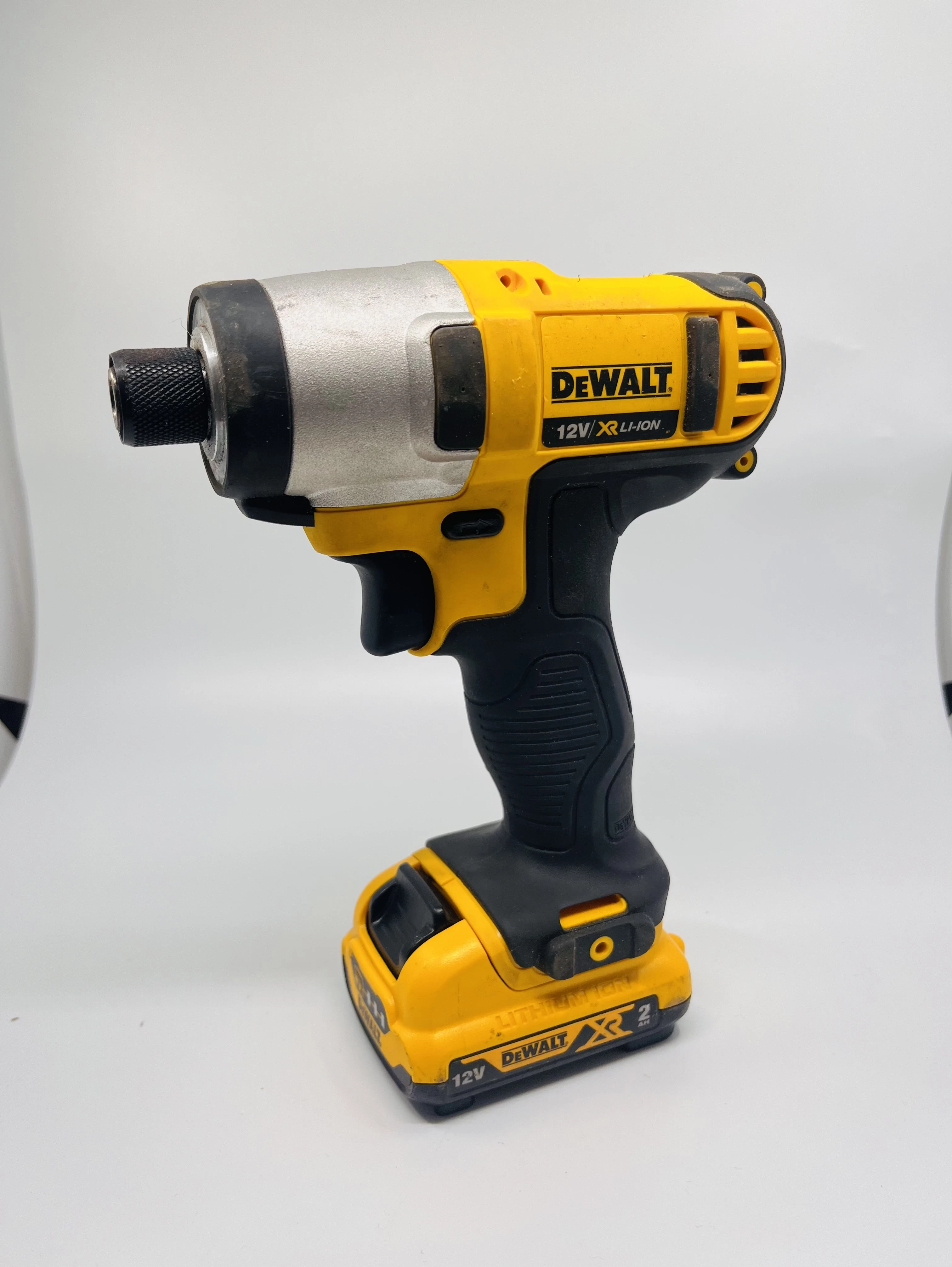 zestaw-dewalt-dck211d2t-walizka-pojemnosc-akumulatora-200