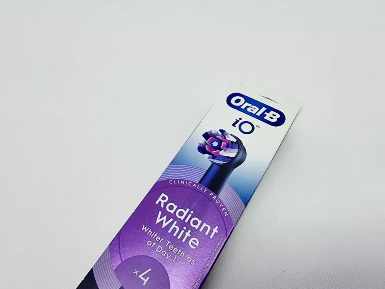 KOŃCÓWKA ORAL-B RADIANT WHITE IO EB4 BLK