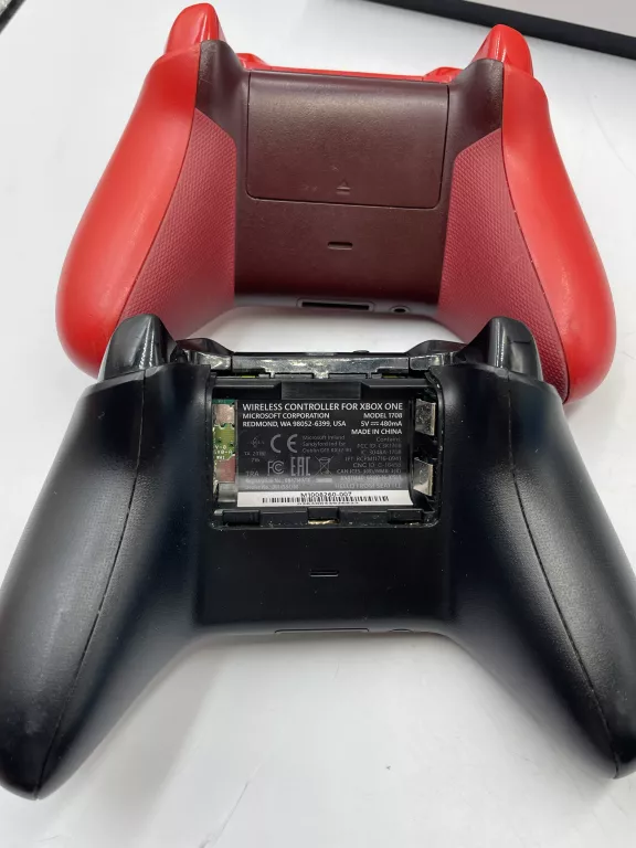 KONSOLA XBOX ONE S- 2X PAD, KABLE + 2X GRA