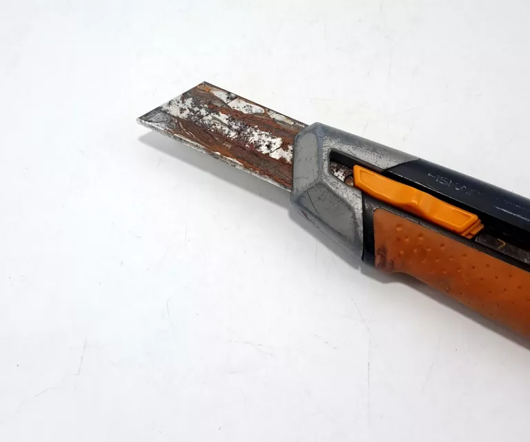NÓŻ TAPECIAK FISKARS