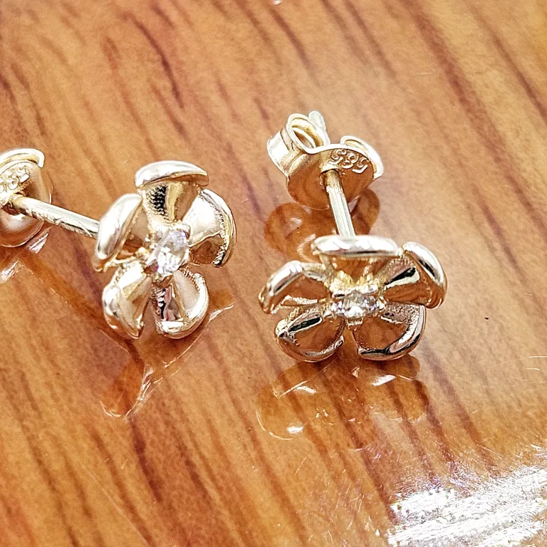 NIENOSZONE ZŁOTE KOLCZYKI Z CYRKONIĄ KWIATEK SZTYFT 585 1.36G 1CM