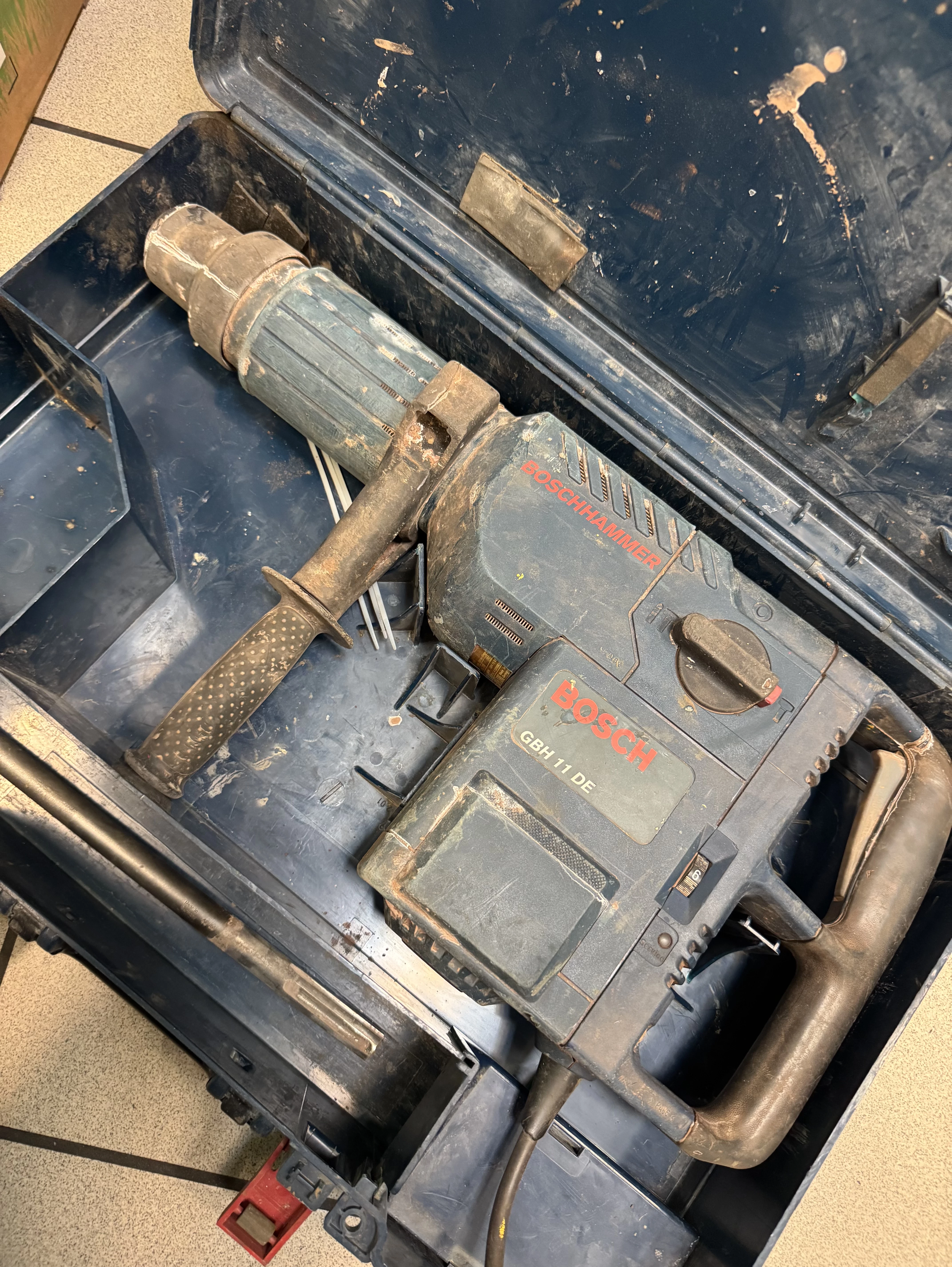 mlot-wyburzeniowy-bosch-gbh-11de-1500w-walizka-ean-gtin-3165140204040