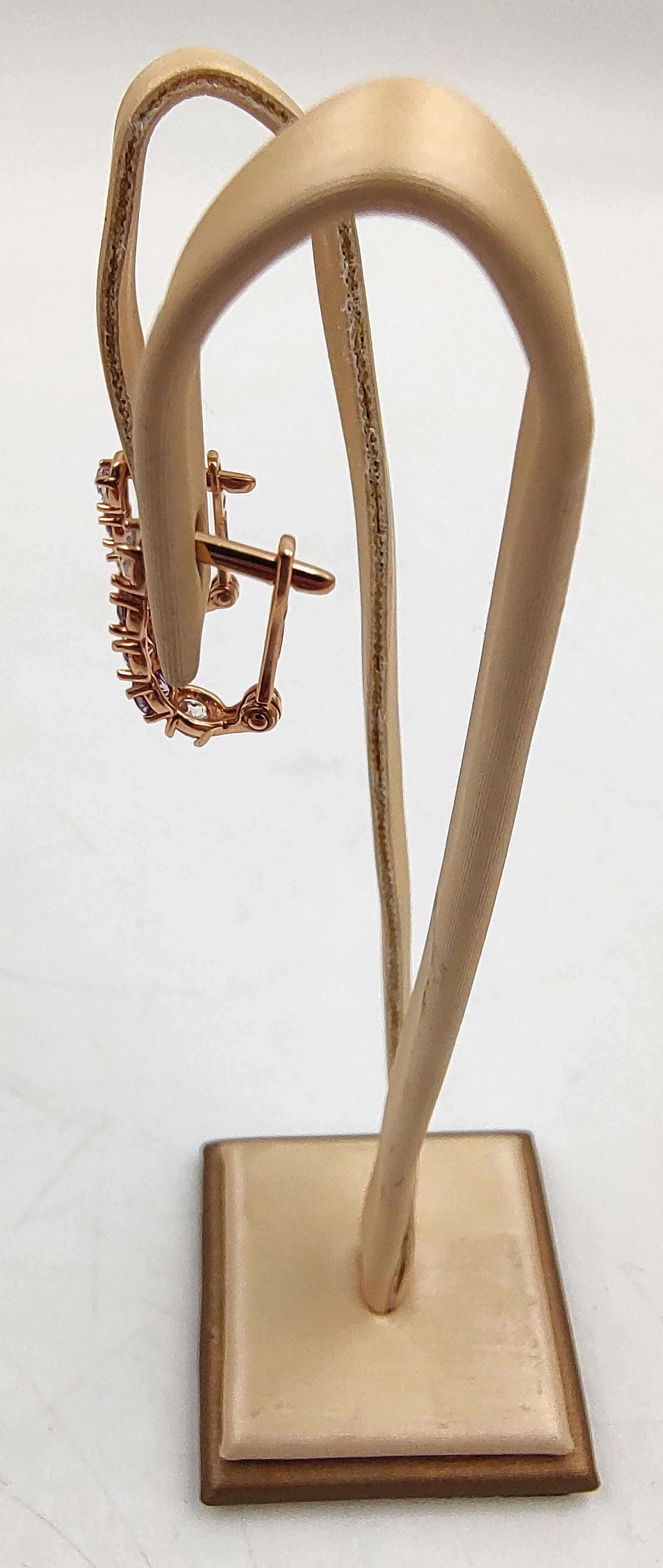 delikatne-zlote-kolczyki-z-bialymi-i-fioletowymi-kamieniami-130g585-material-15835-2