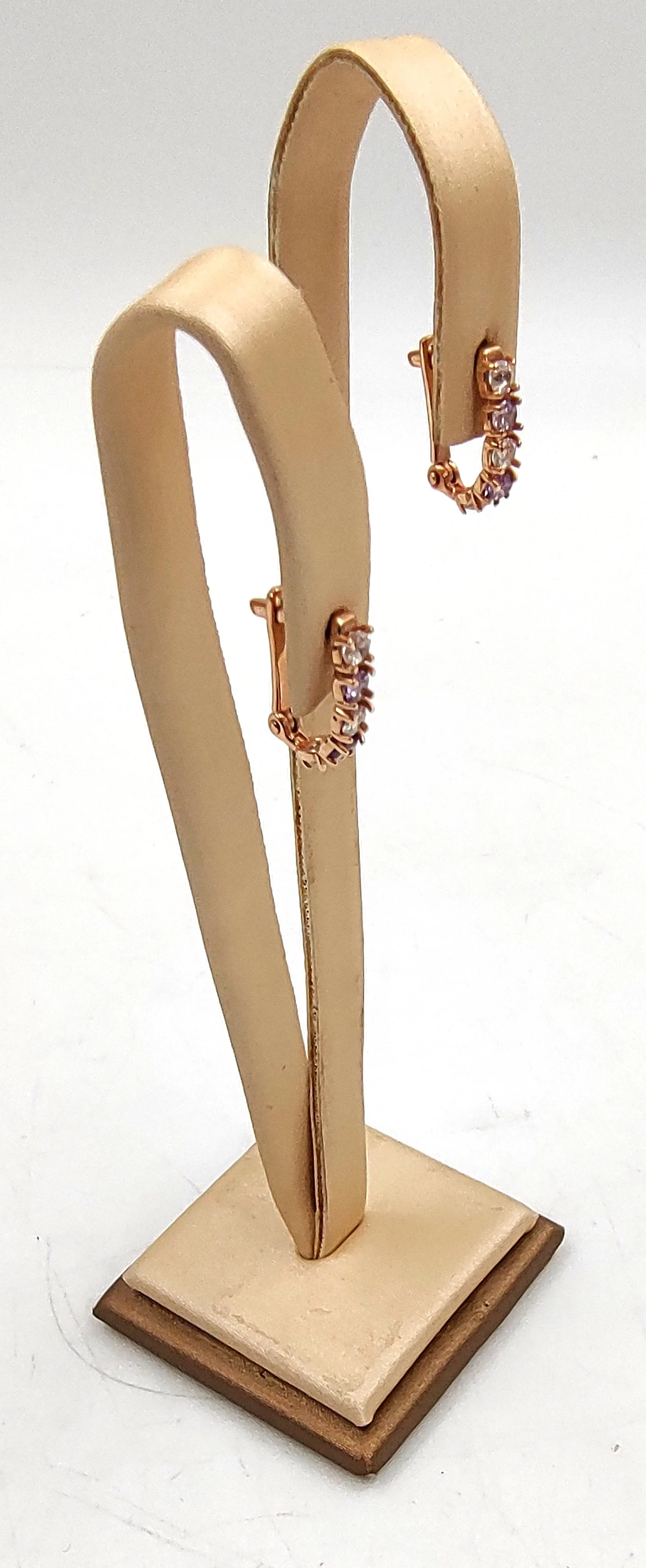 delikatne-zlote-kolczyki-z-bialymi-i-fioletowymi-kamieniami-130g585-rodzaj-2205-2