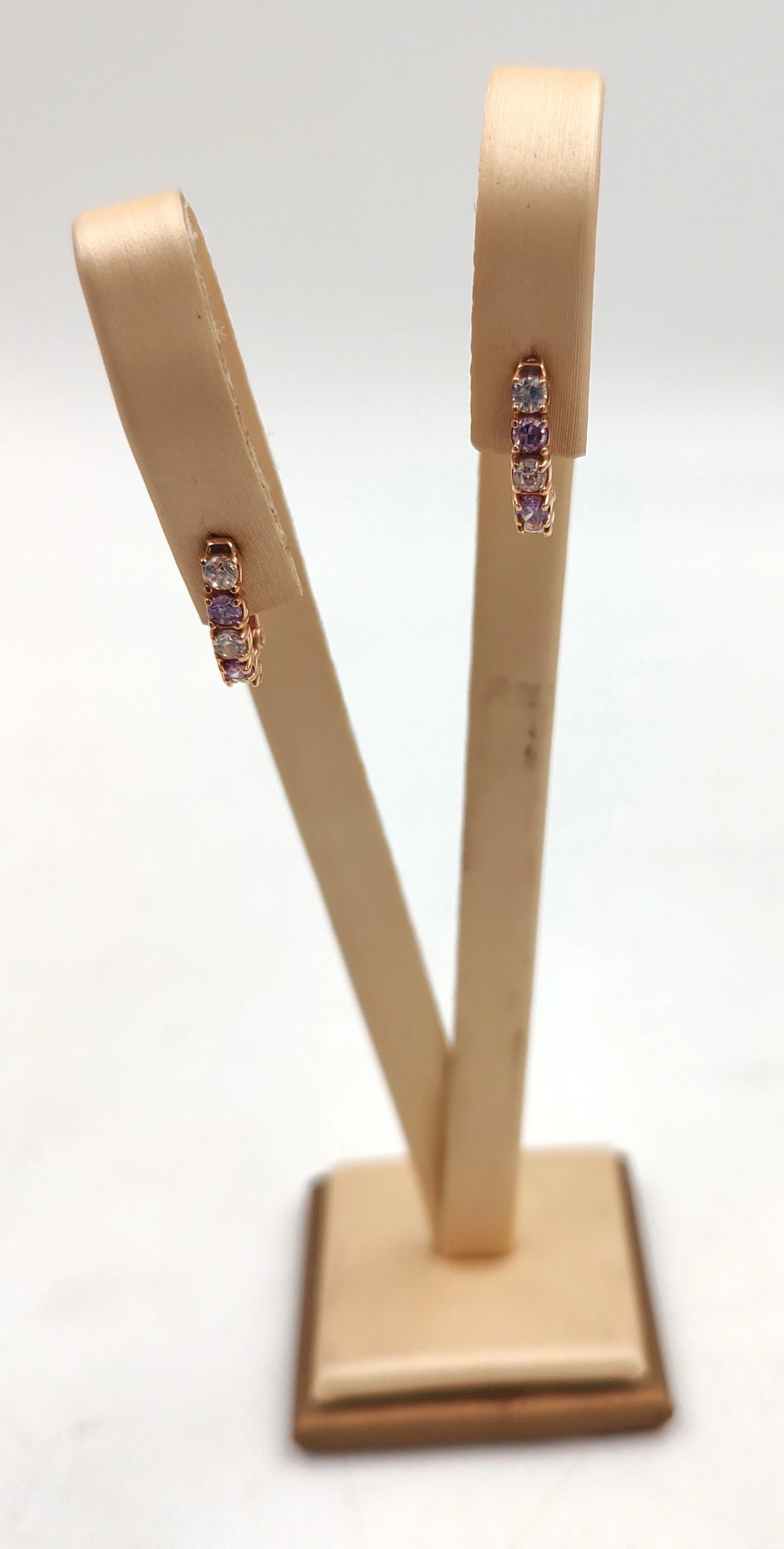 delikatne-zlote-kolczyki-z-bialymi-i-fioletowymi-kamieniami-130g585-i-armii-wojska-polskiego-10e-kolobrzeg