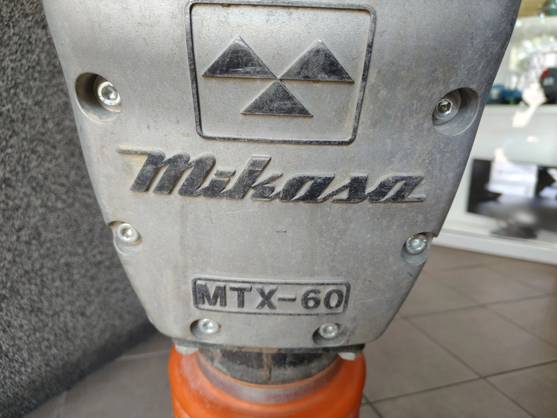 ubijak-wibracyjny-stopowy-zageszczarka-mikasa-mtx-60e-21kw-64kg-dlugosc-plyty-28000