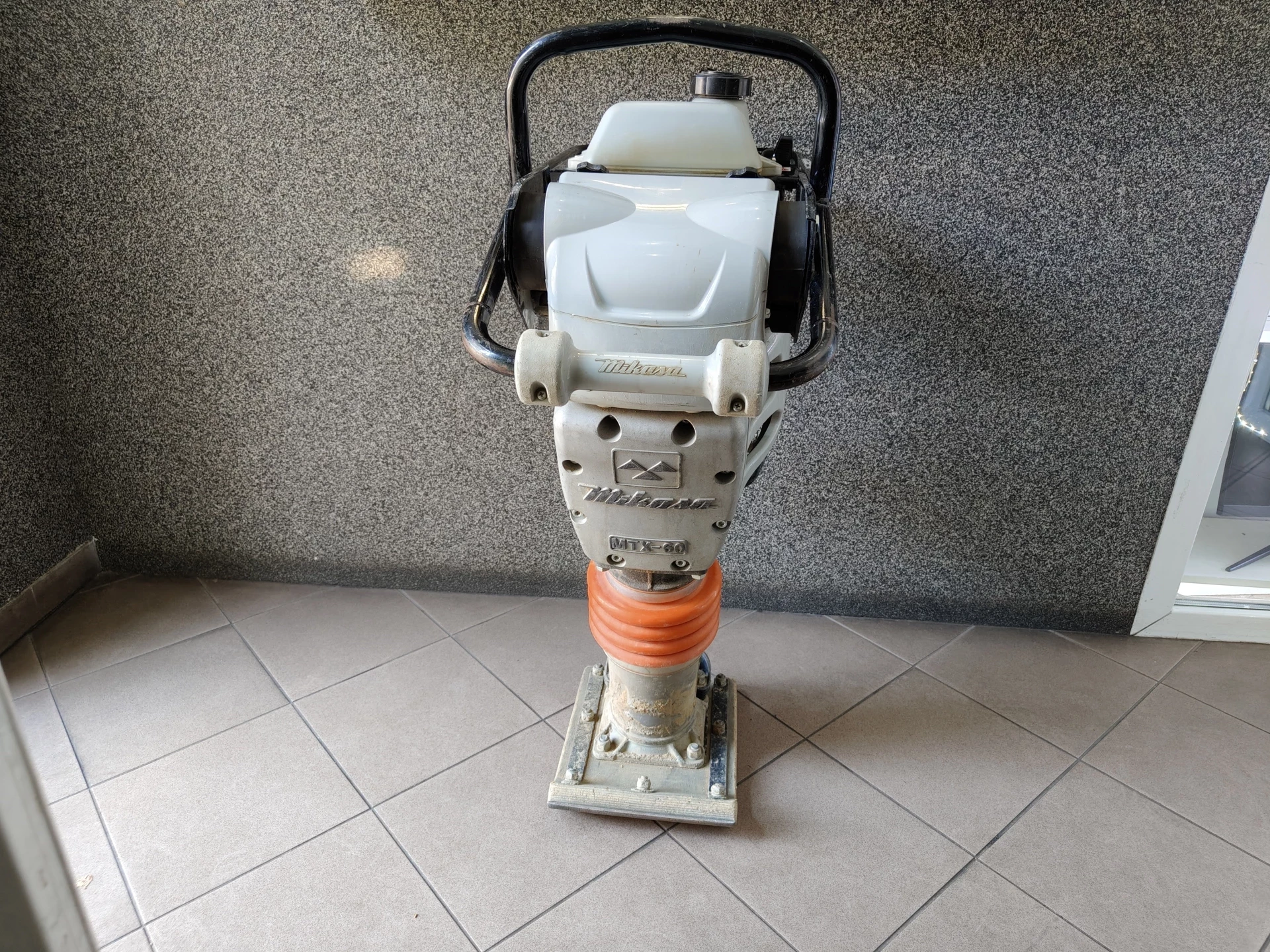 ubijak-wibracyjny-stopowy-zageszczarka-mikasa-mtx-60e-21kw-64kg-stan-11323-2