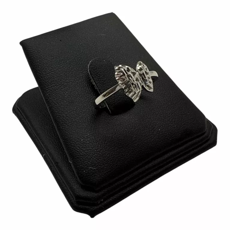 UROCZY SREBNY PIERŚCIONEK 925 2,08G