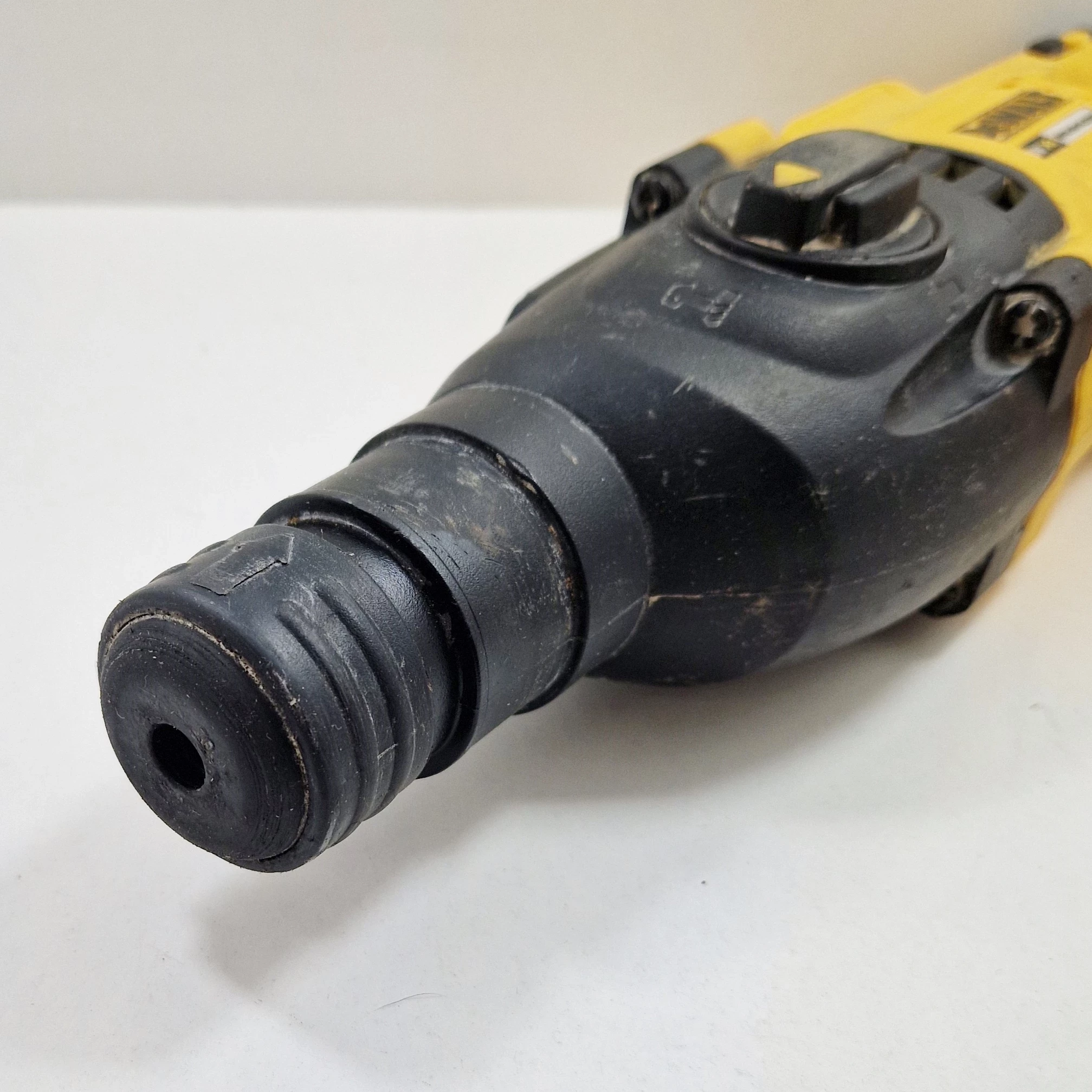 mlotowiertarka-dewalt-dch133m1-sds-plus-18v-xr-energia-udaru-300