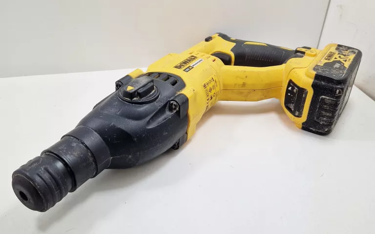 MŁOTOWIERTARKA DEWALT DCH133M1 SDS-PLUS 18V XR