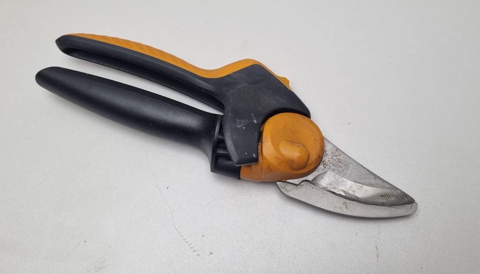 fiskars-x-series-m-p921-sekator-nozycowy-ogrodowy-1057173-ean-gtin-6411501111210