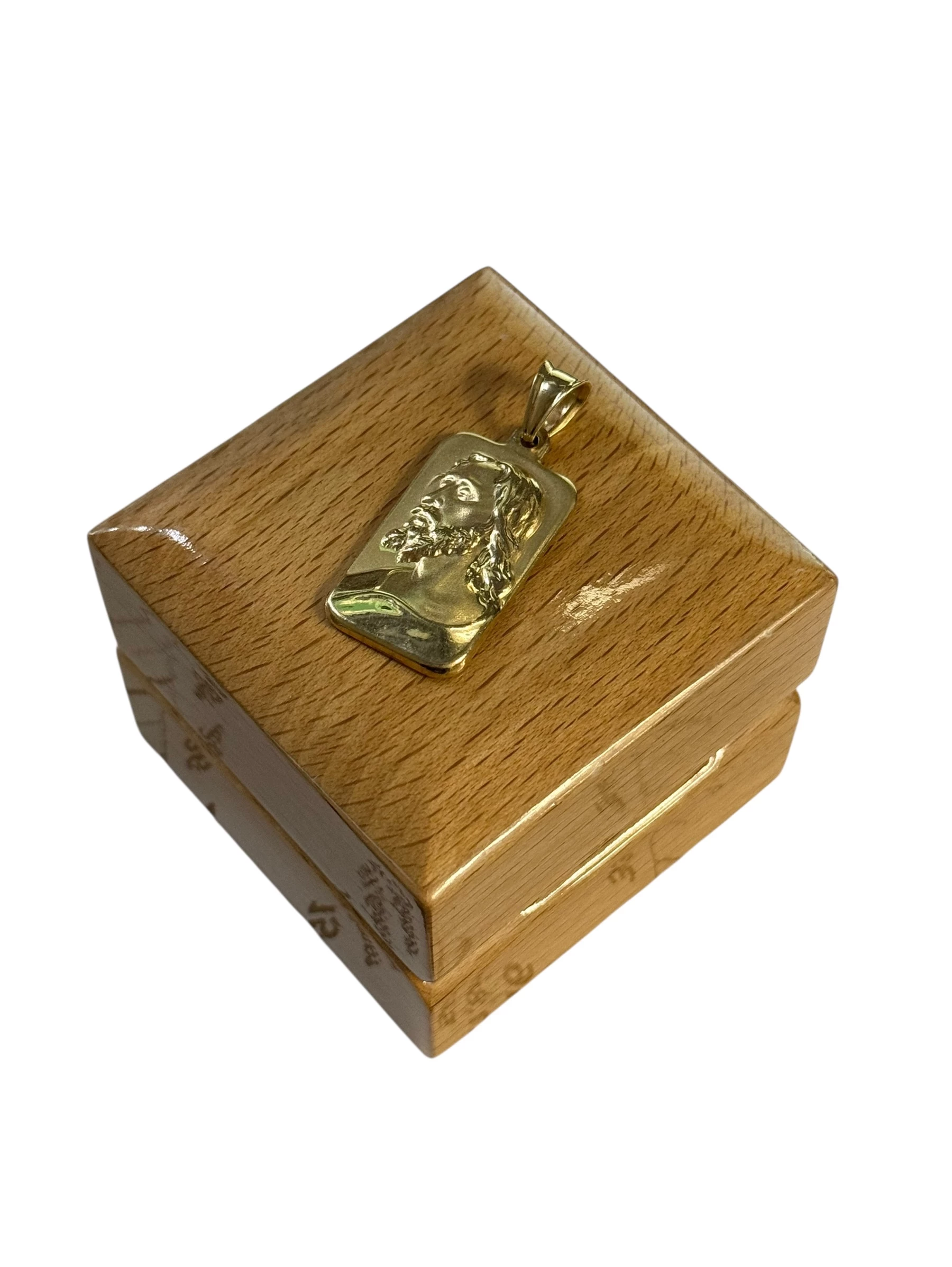 piekny-medalik-z-jezusem-chrystusem-kamien-17088-524288