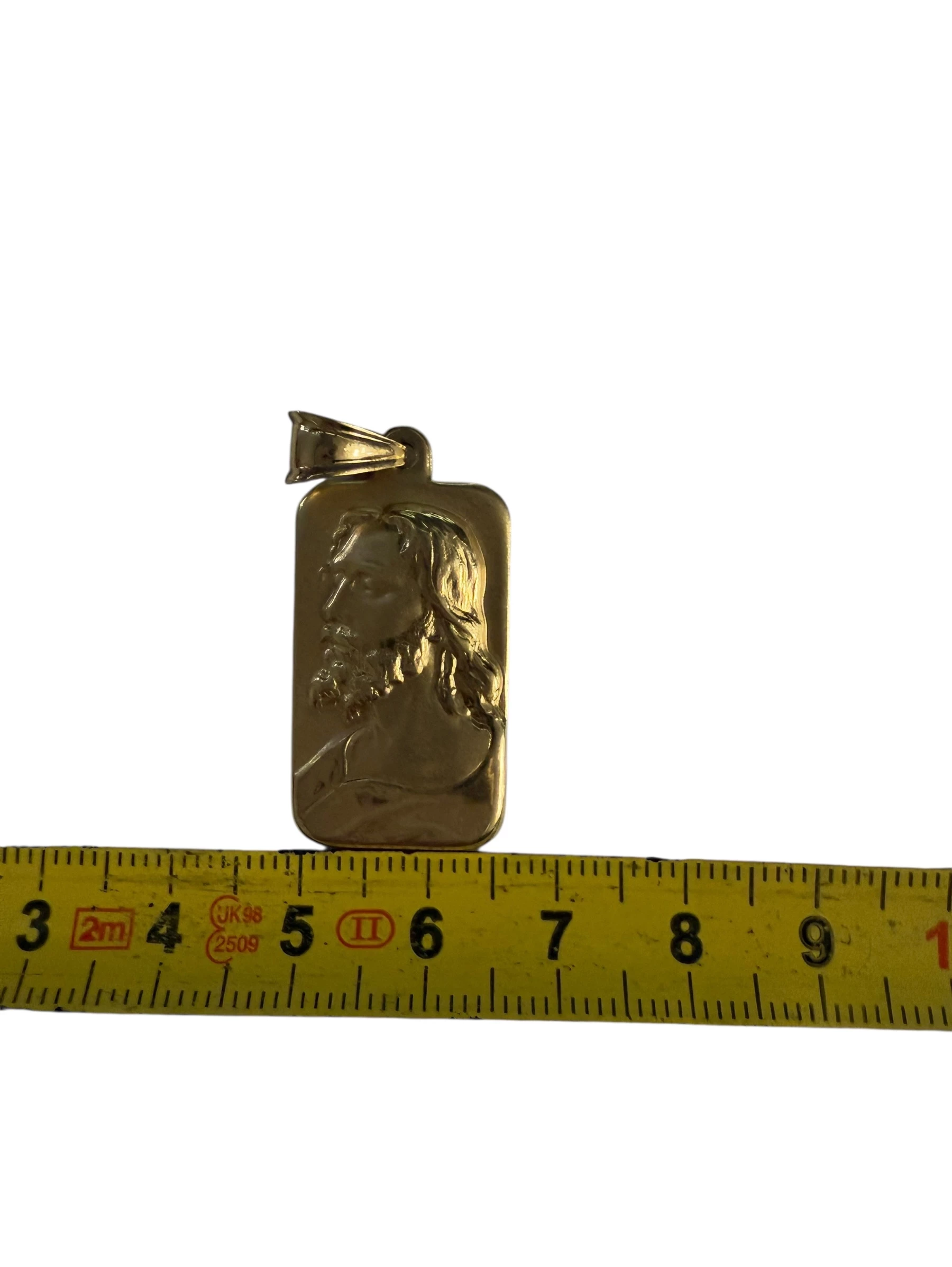 piekny-medalik-z-jezusem-chrystusem-marka-248811-958954