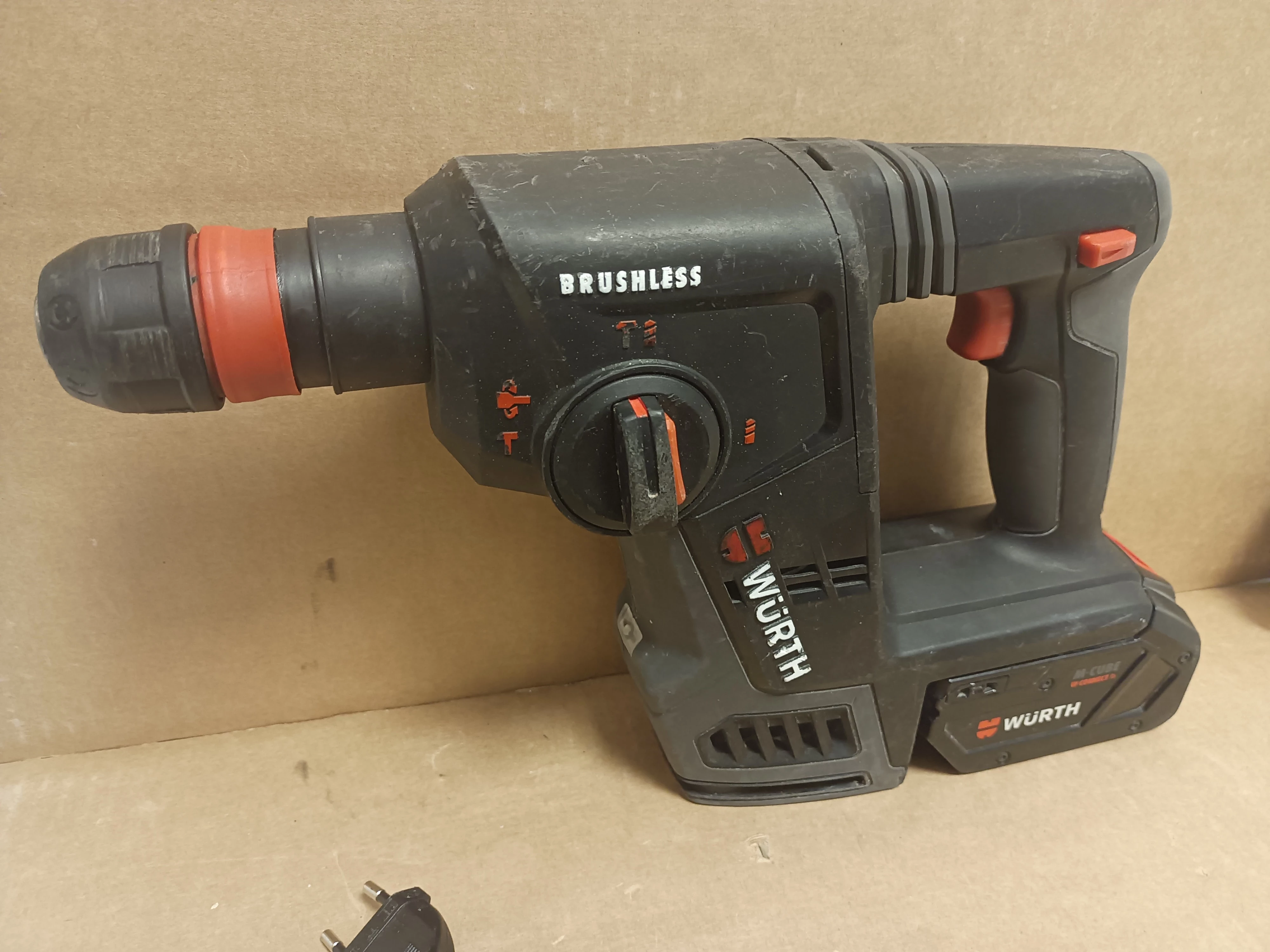 mlotowiertarka-wurth-abh-18-2x-bateria-ladowarka-energia-udaru-200