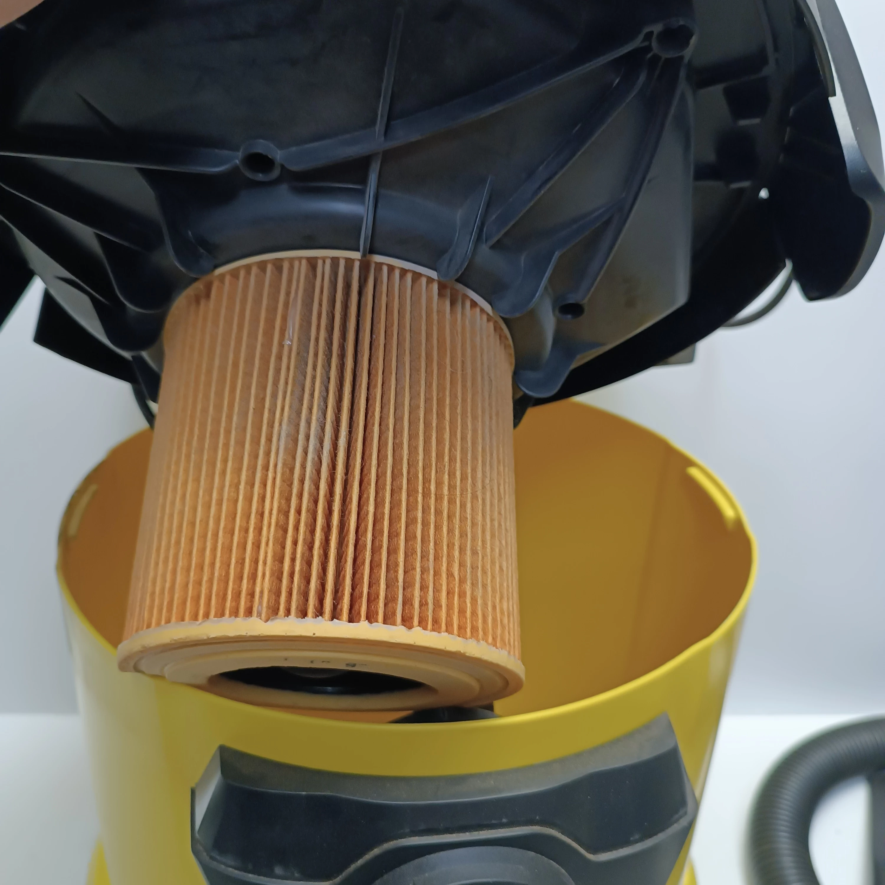 odkurzacz-karcher-wd-3-pojemnosc-zbiornika-na-kurz-1700