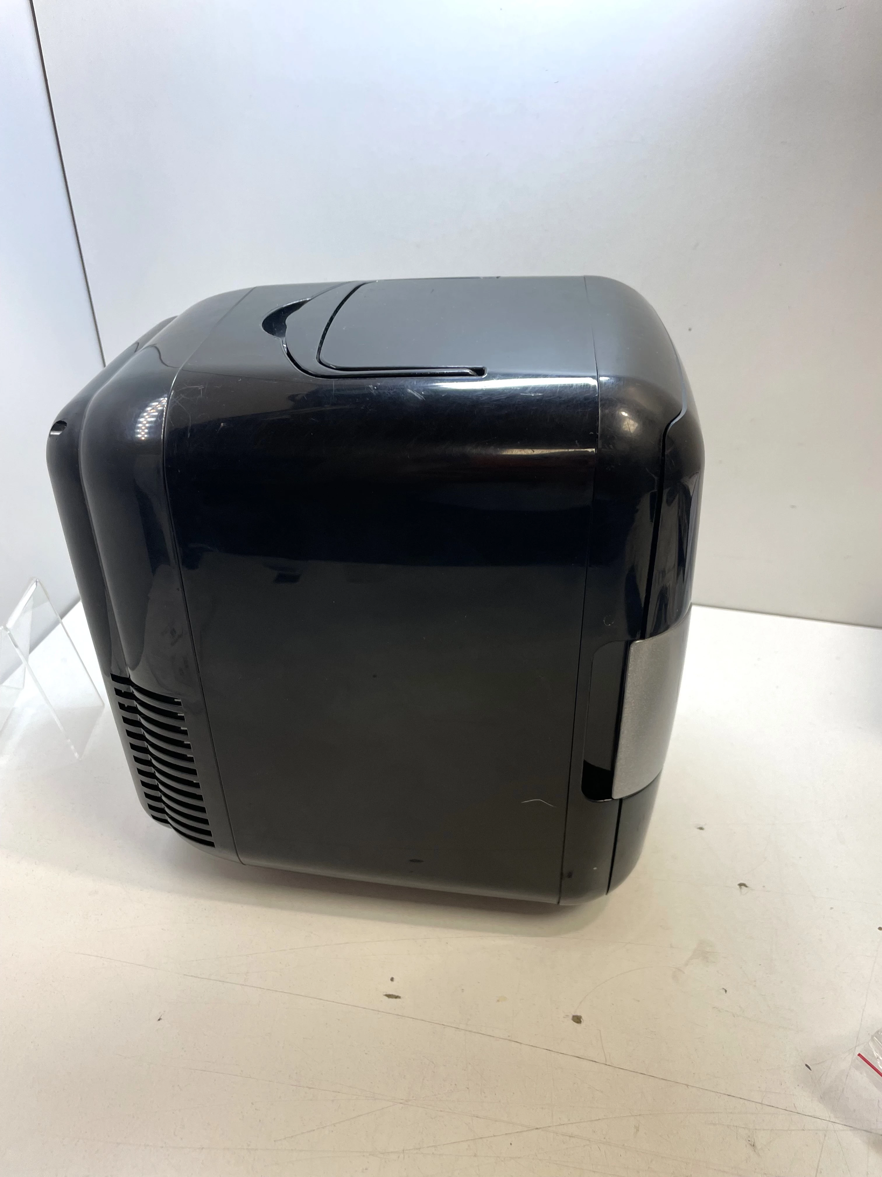 lodowka-turystyczna-ruhhy-tk-04-model-mini-lodowka-12v-220v-230v-240-v-grzeje-i-chlodzi