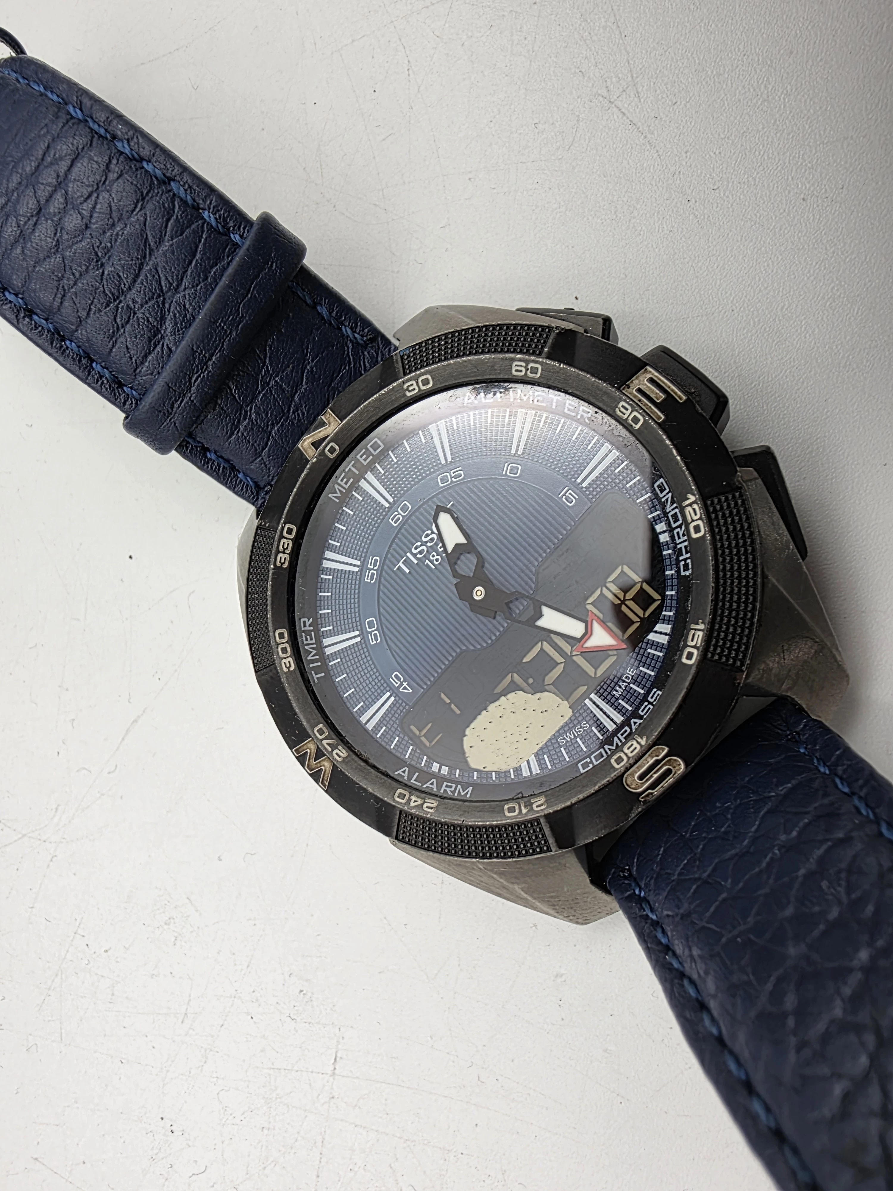 zegarki-tissot-t-touch-expert-solar-opis-ksztalt-koperty-129223-3