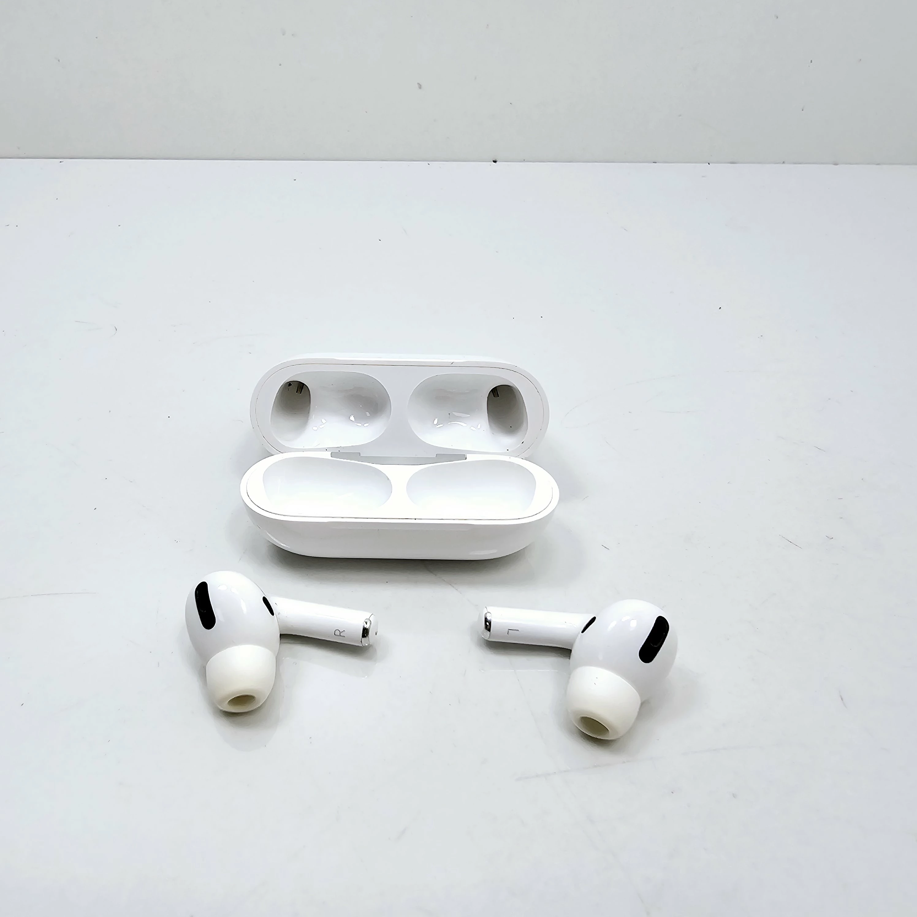 sluchawki-apple-airpods-pro-1st-gen-stan-11323-2