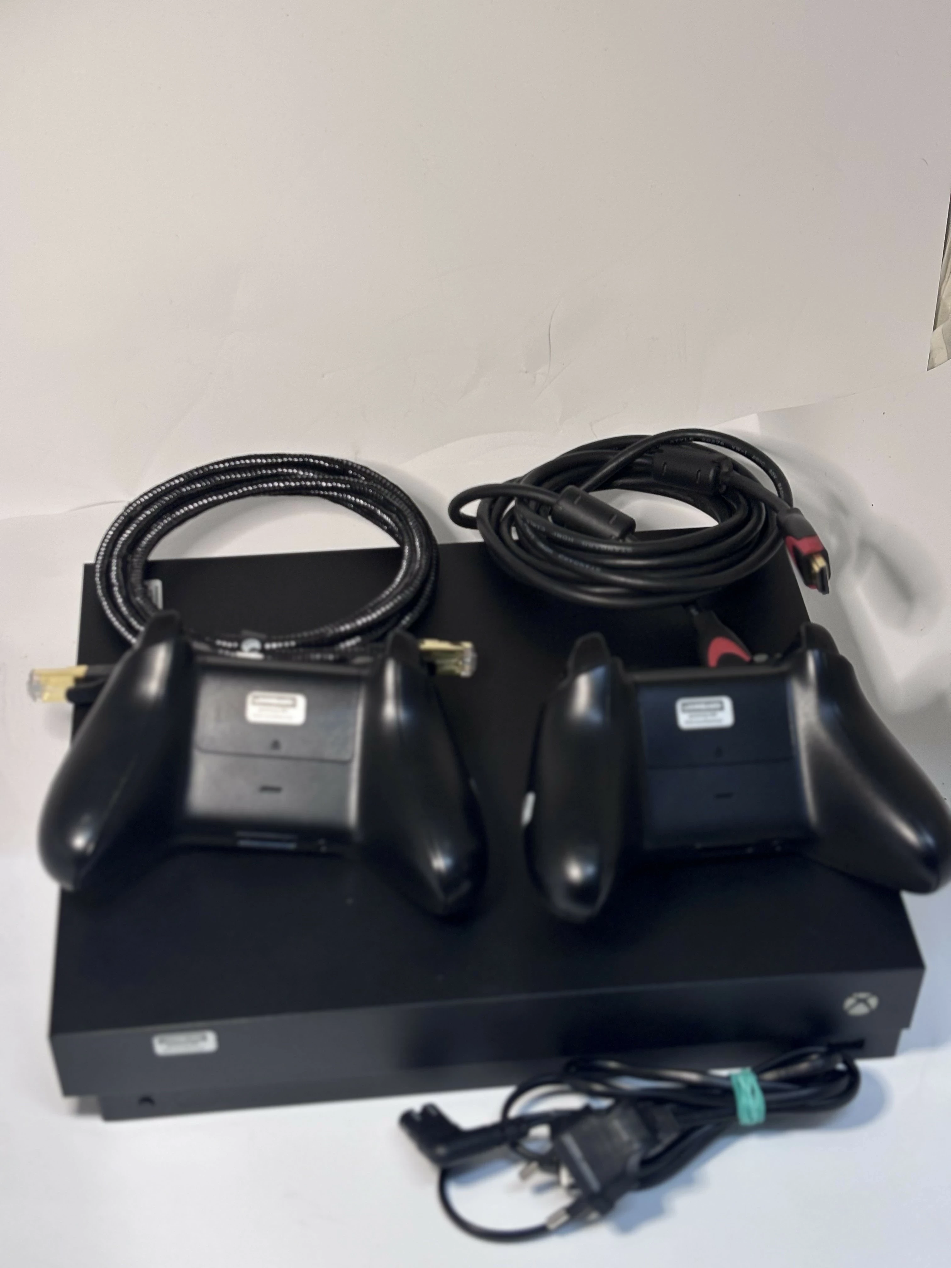 konsola-xbox-one-x-1-tb-2-pady-ean-gtin-5902002102438