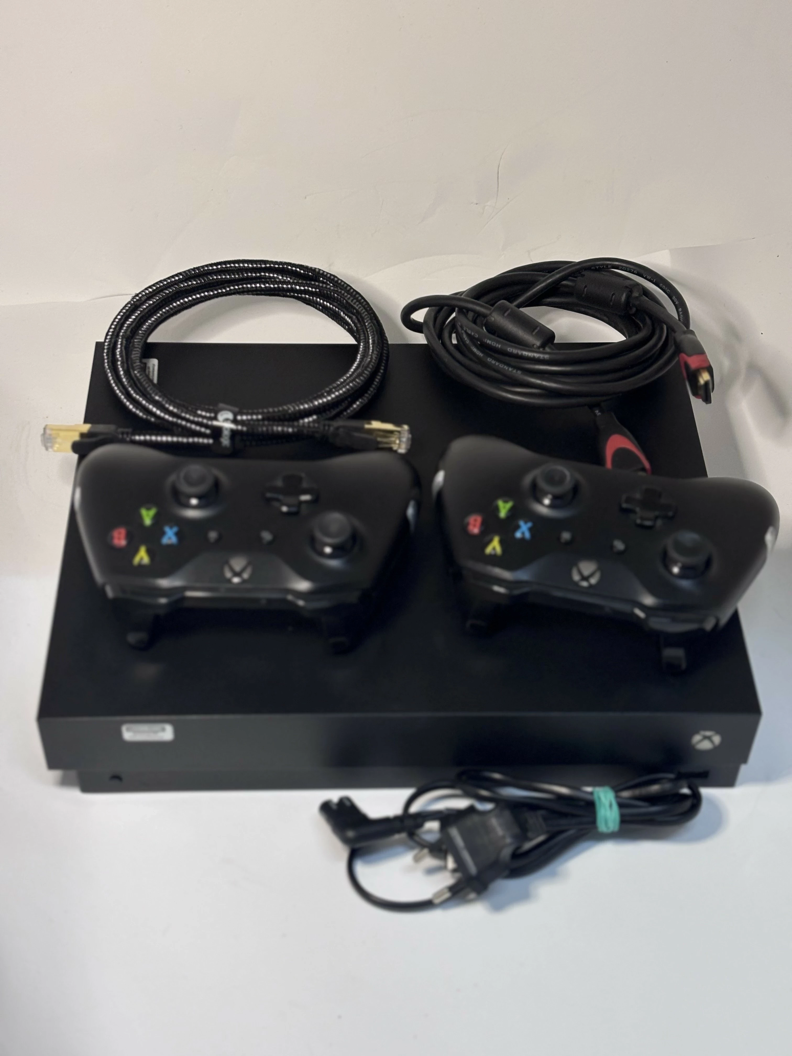 konsola-xbox-one-x-1-tb-2-pady-stan-11323-2