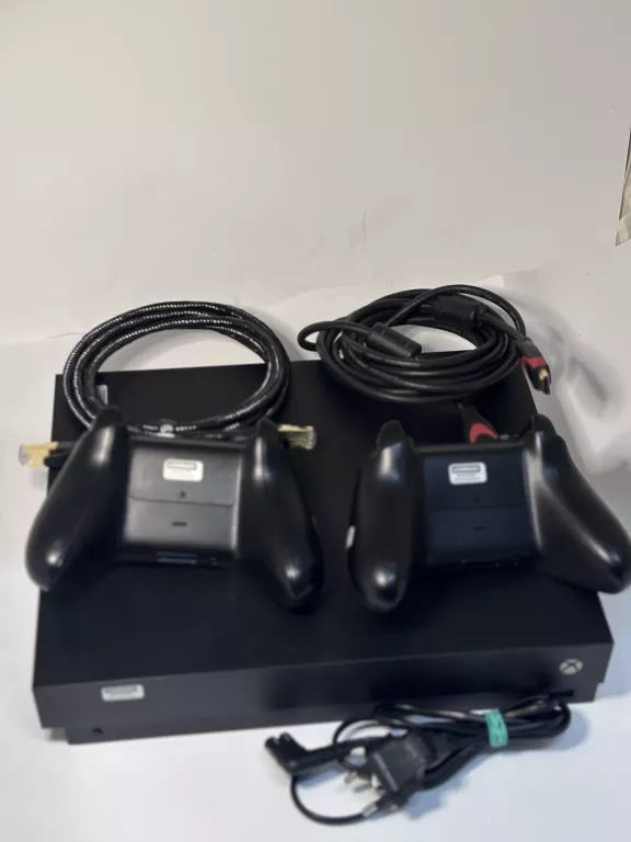 konsola-xbox-one-x-1-tb-2-pady-ean-gtin-5902002102438