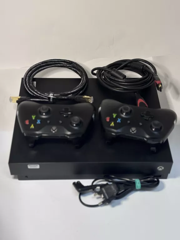 konsola-xbox-one-x-1-tb-2-pady-stan-11323-2