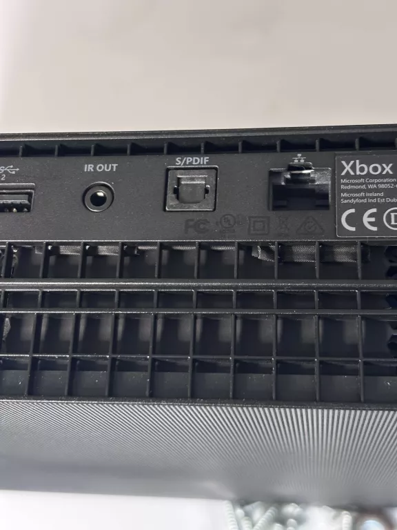 konsola-xbox-one-x-1-tb-2-pady-kod-producenta-cyv-00057