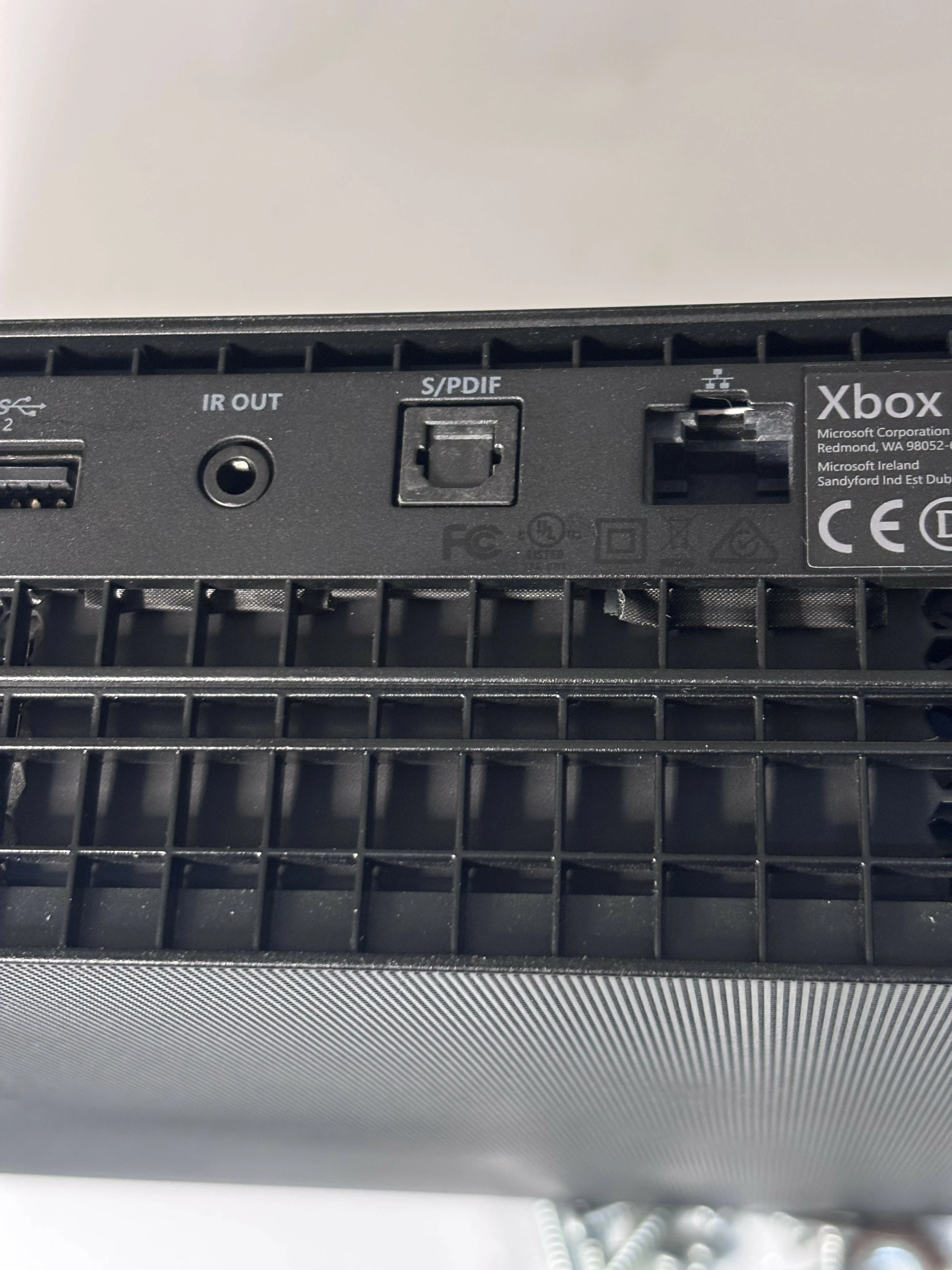 konsola-xbox-one-x-1-tb-2-pady-kod-producenta-cyv-00057