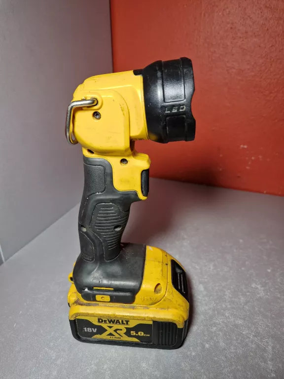 latarka-dewalt-dcl040-aku-xr-18v-5ah-stan-11323-2