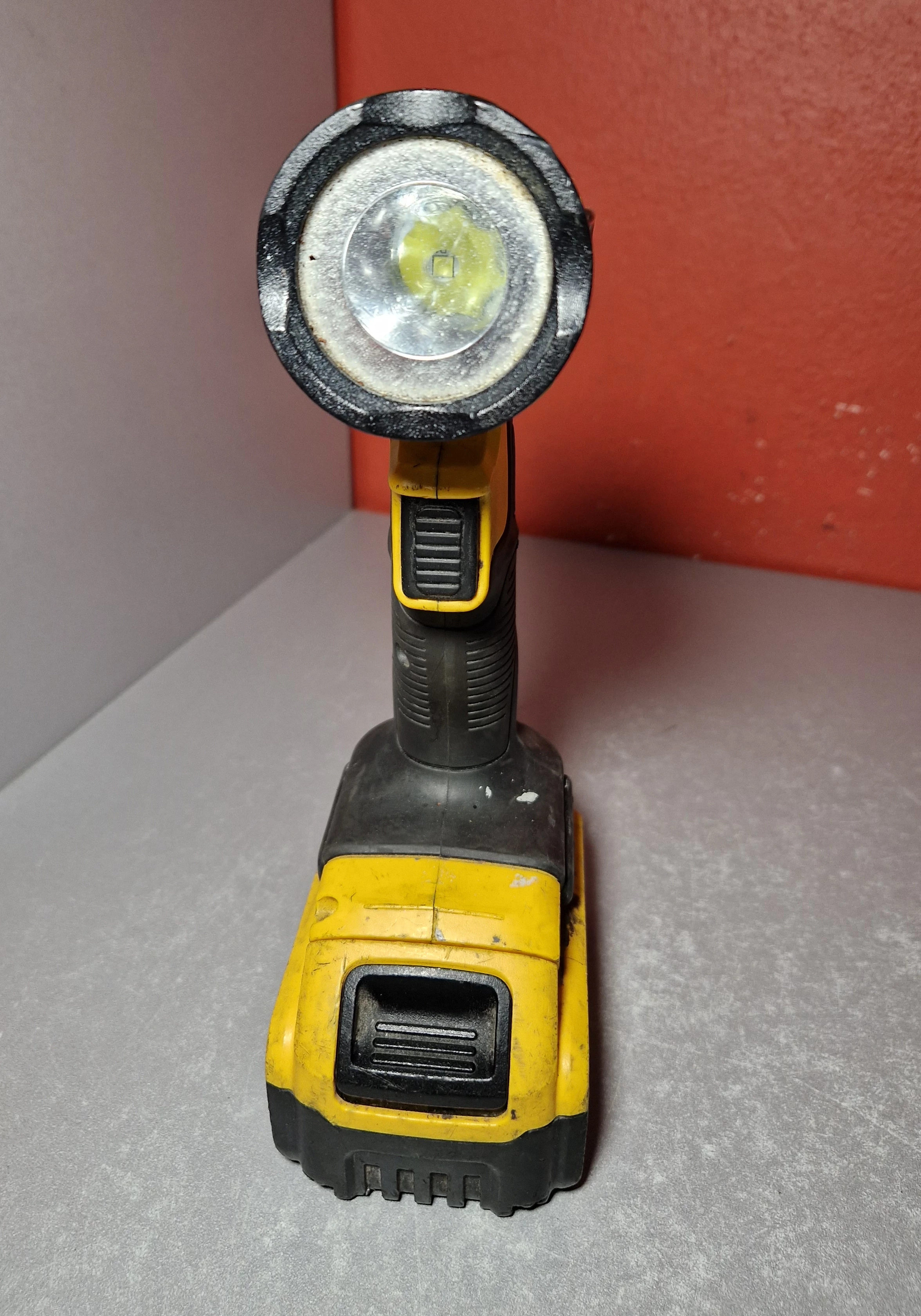 latarka-dewalt-dcl040-aku-xr-18v-5ah-ean-gtin-5035048305560