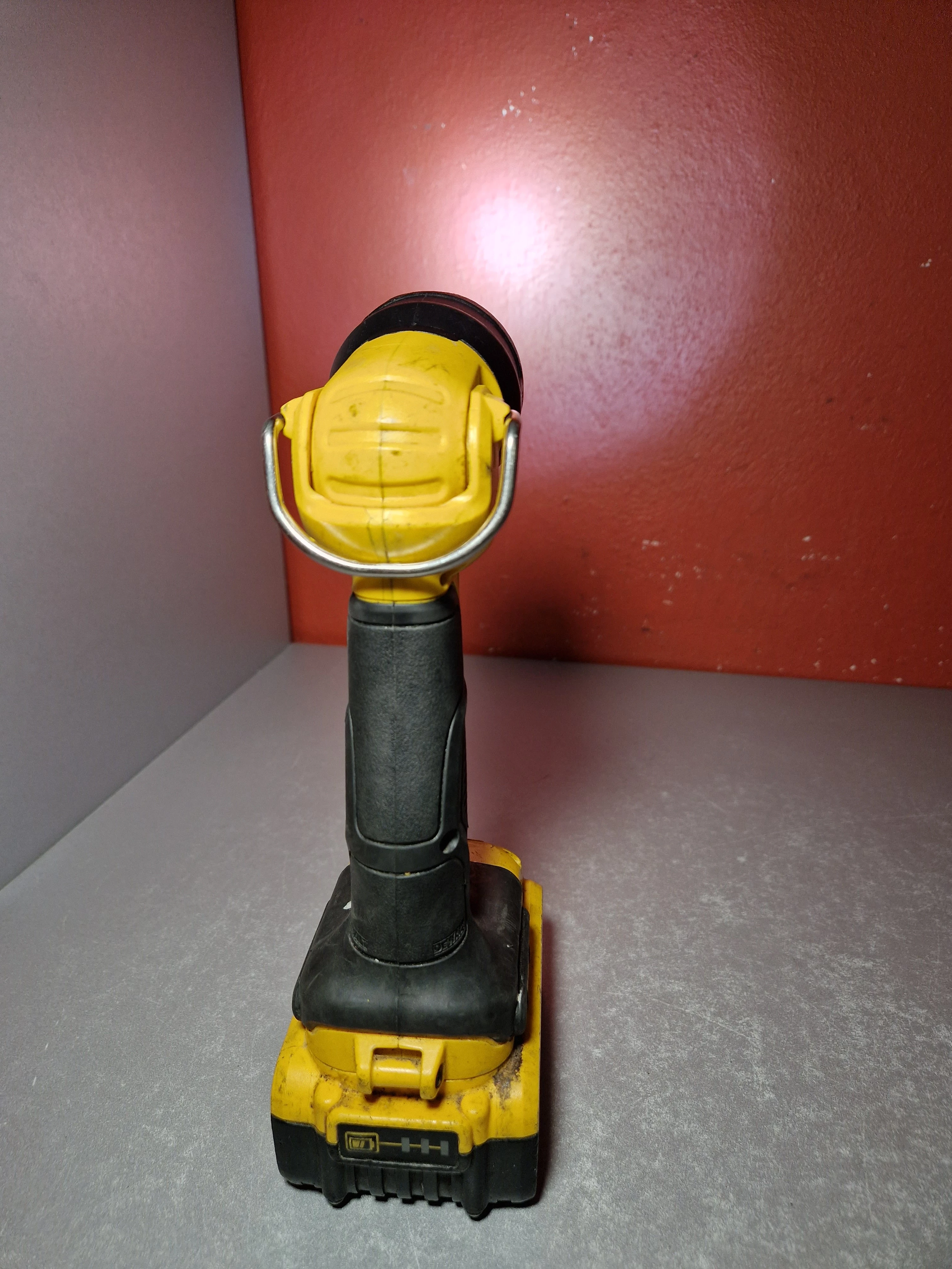 latarka-dewalt-dcl040-aku-xr-18v-5ah-kod-producenta-dw-dcl040