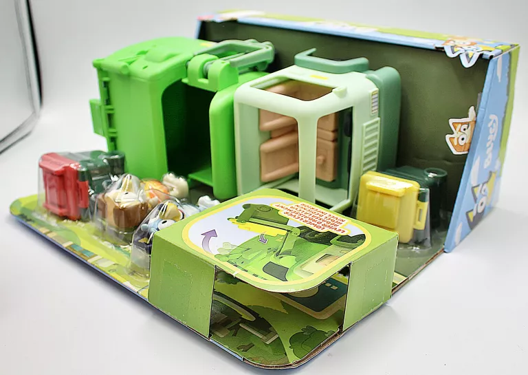 autko-zabawka-bluey-garbage-truck-zestaw-ze-smieciarka-material-18136-4