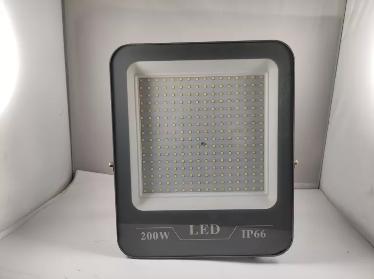 naswietlacz-led-200w-ip66-wielka-rzeznicka-1-srem-centrum