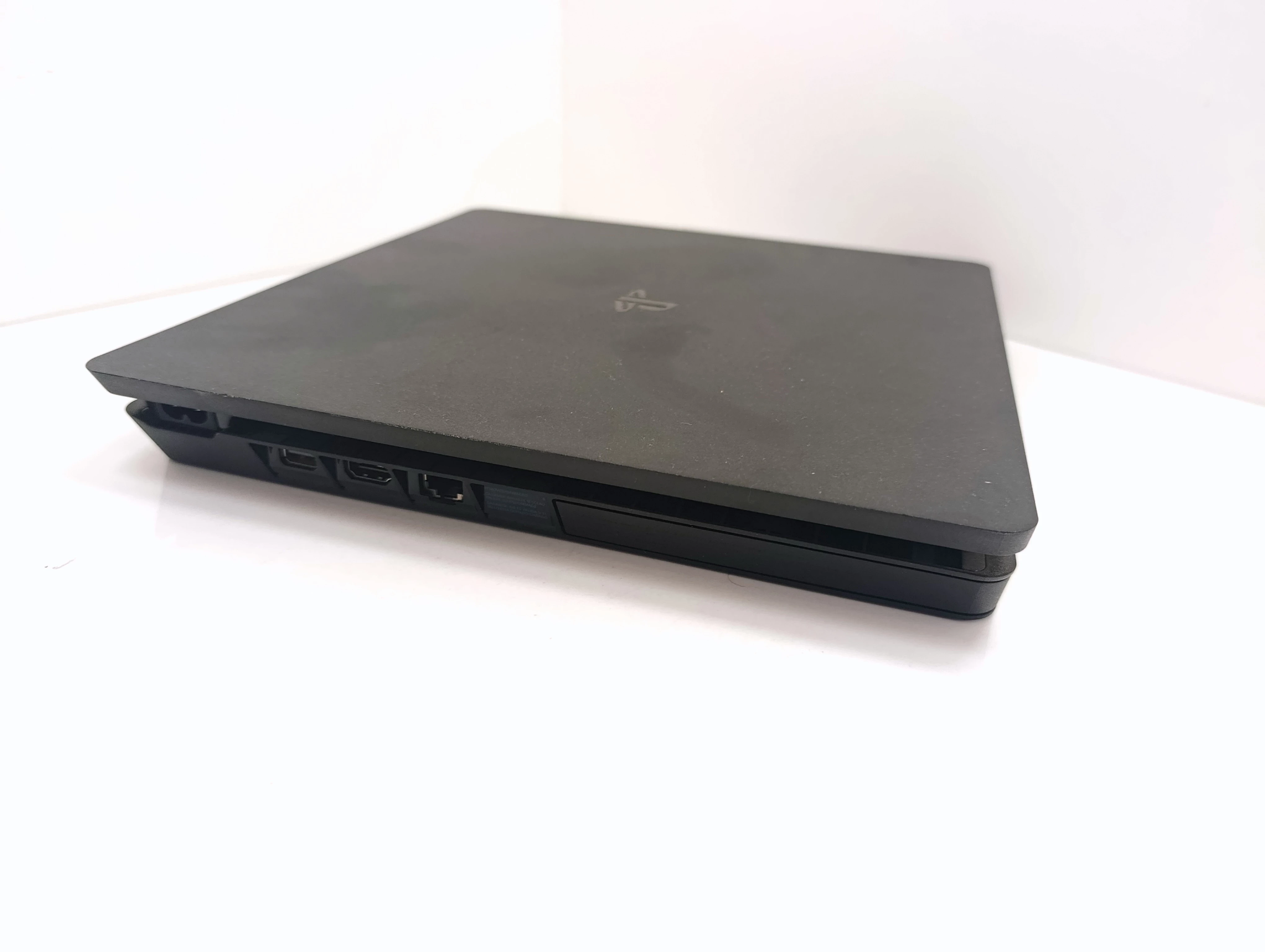 konsola-ps4-slim-liczba-kontrolerow-w-zestawie-205994-225550