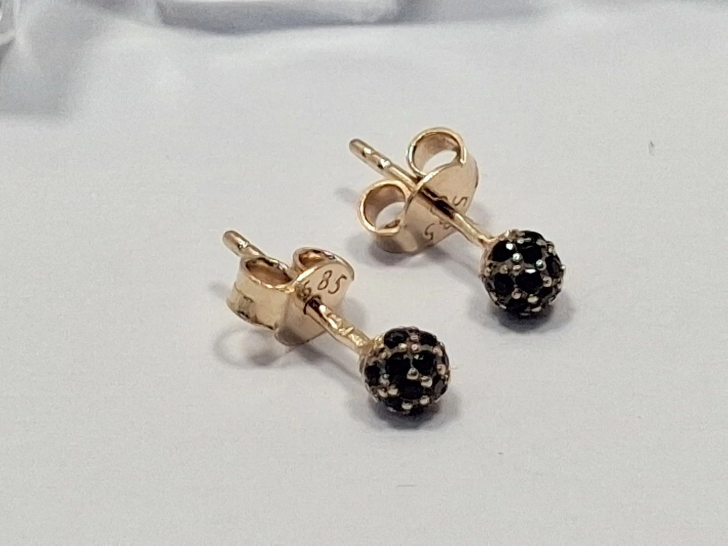 delikatne-zlote-kolczyki-sztyfty-z-czarnymi-kamyczkami-082g-material-15835-2