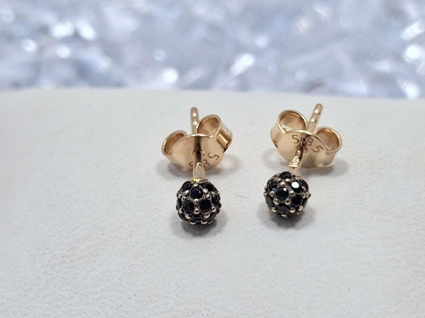 delikatne-zlote-kolczyki-sztyfty-z-czarnymi-kamyczkami-082g-ean-gtin-5905868205275