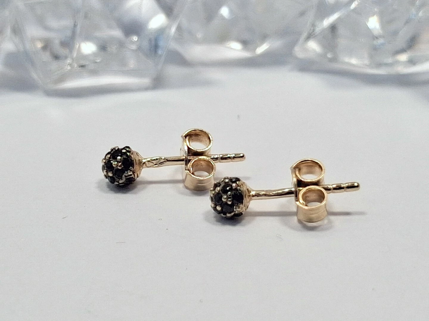 delikatne-zlote-kolczyki-sztyfty-z-czarnymi-kamyczkami-082g-stan-11323-2