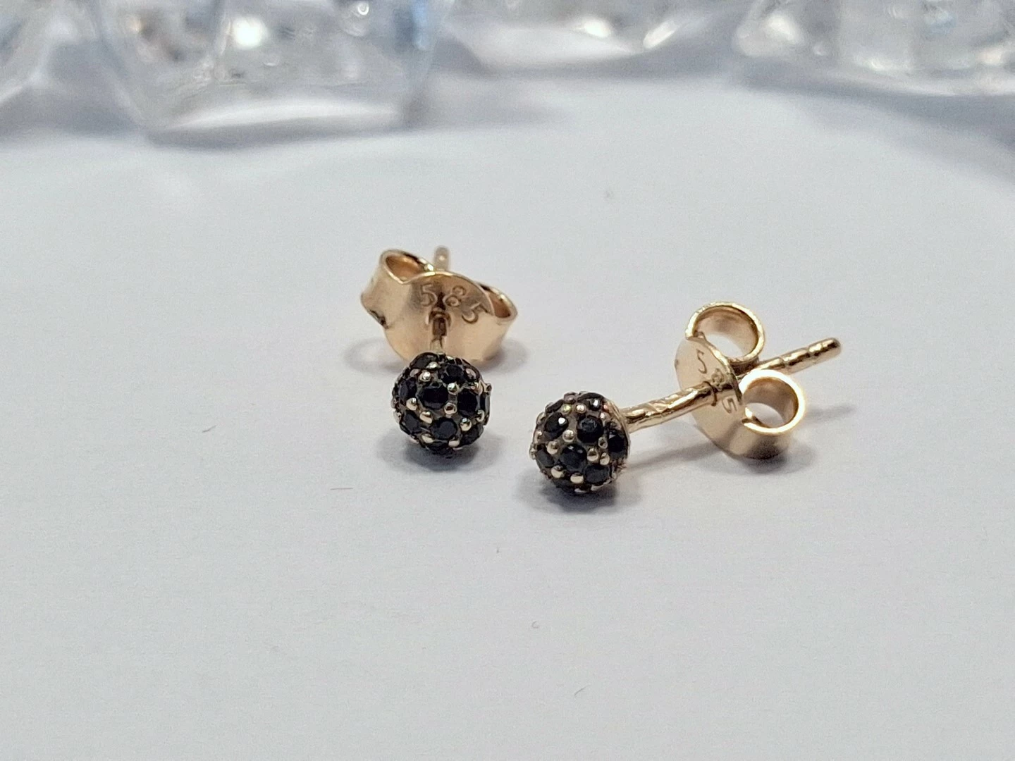 delikatne-zlote-kolczyki-sztyfty-z-czarnymi-kamyczkami-082g-mikolaja-reja-21-zamosc