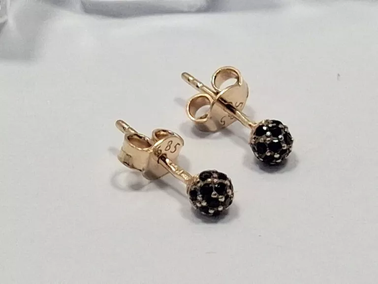 delikatne-zlote-kolczyki-sztyfty-z-czarnymi-kamyczkami-082g-material-15835-2