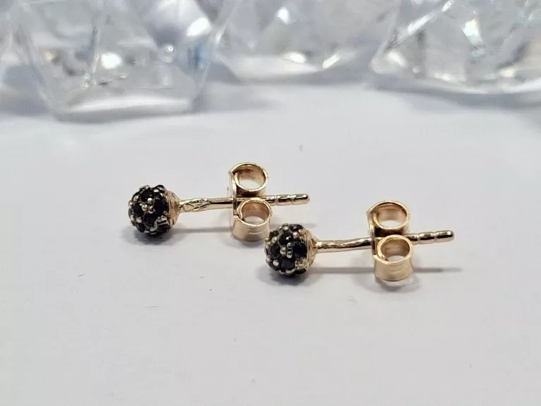 delikatne-zlote-kolczyki-sztyfty-z-czarnymi-kamyczkami-082g-stan-11323-2